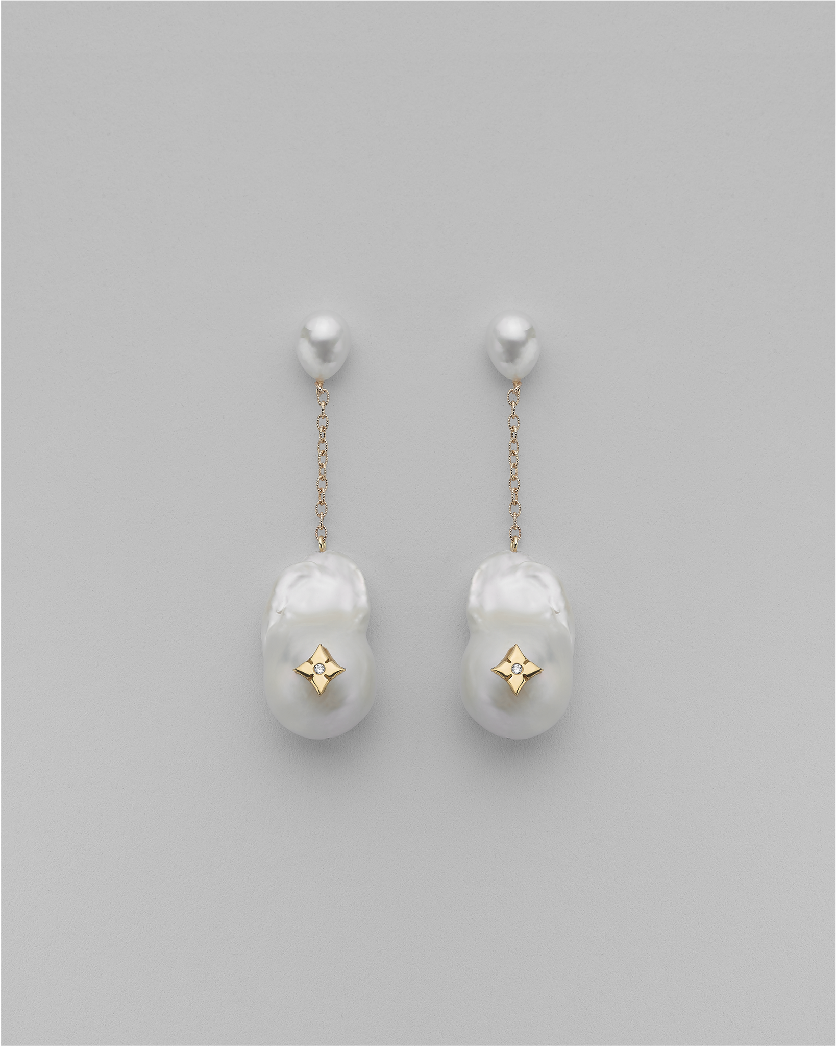 PETITE SHOULDER DUSTER CLOVER INLAY PEARL CHAIN EARRINGS