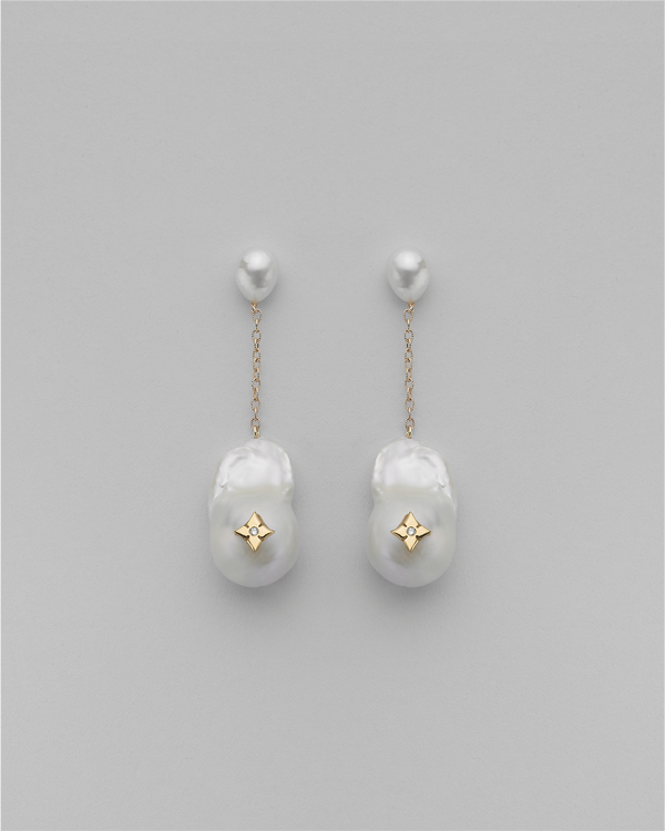 PETITE SHOULDER DUSTER CLOVER INLAY PEARL CHAIN EARRINGS