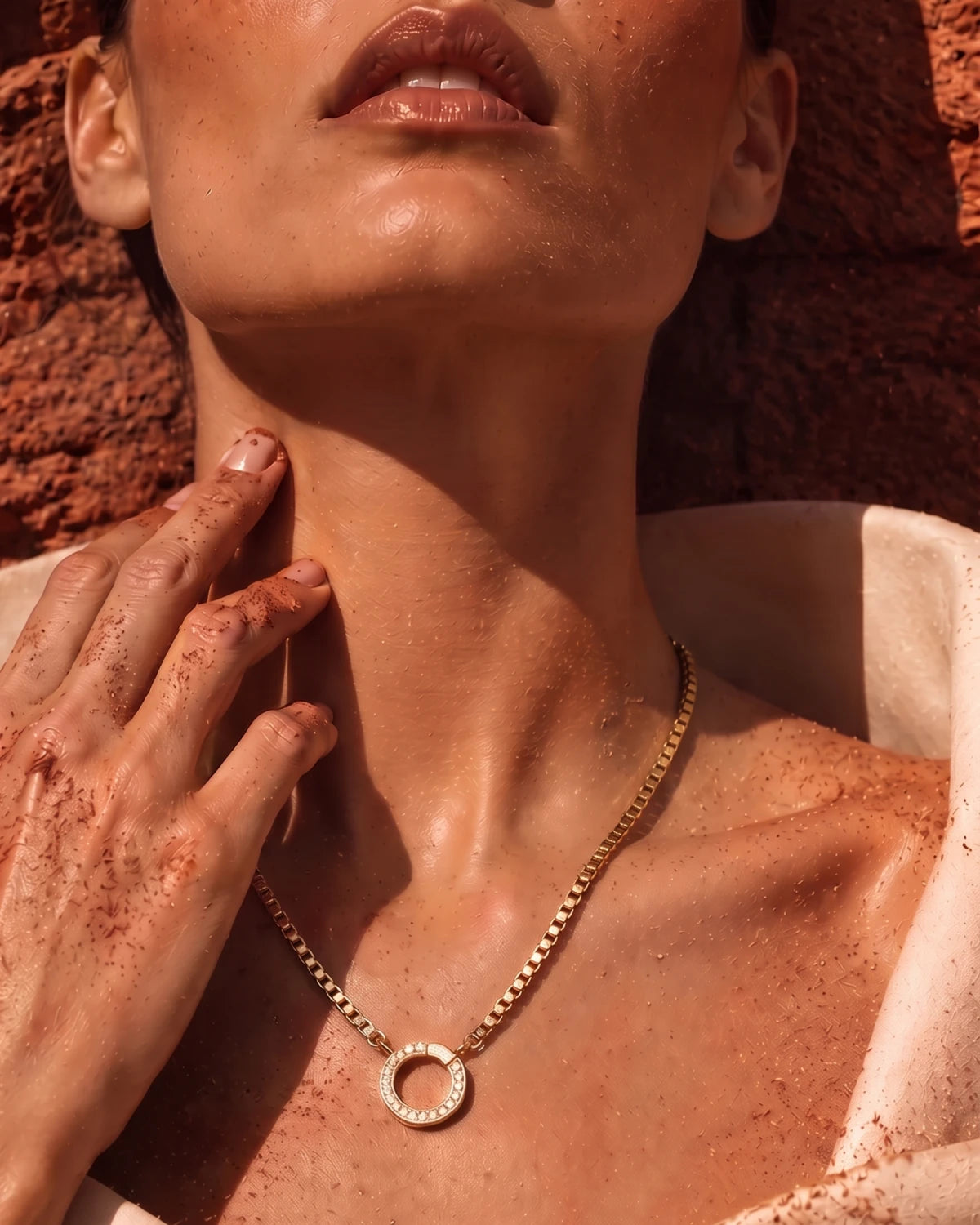 Box chain necklace with a diamond Magic Middle in desert light