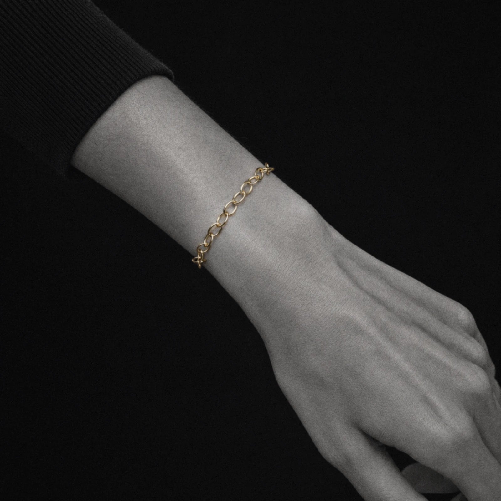 Oval chain bracelet worn at the wrist
